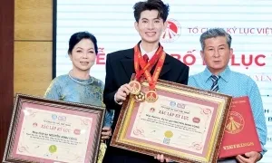 Triển lãm thời trang 'Miệt cù lao' nhận bằng kỷ lục Việt Nam